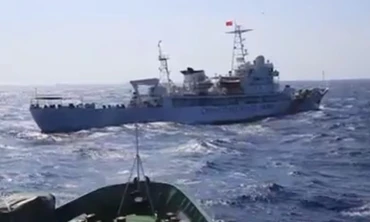 Clip: Vượt sóng tiếp cận giàn khoan trái phép Hải Dương 981 - Phần 2