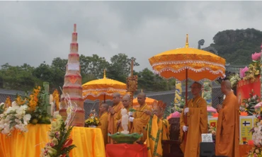 Nghi thức lễ Tắm Phật do hòa thượng Thích Thanh Nhã tiến hành.