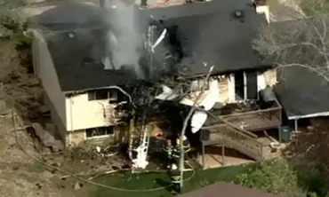 Máy bay lao vào nhà dân, phi công thoát chết thần kỳ