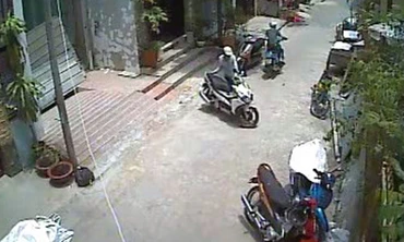 Cận cảnh 2 thanh niên bẻ khóa trộm xe máy