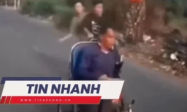 TIN NHANH: Hai thanh niên đi xe máy đánh vào đầu người ngồi xe lăn đối diện hình phạt nào?
