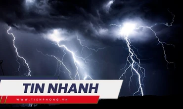 TIN NHANH: Hà Nội hứng hơn 7.000 lượt sấm sét dội xuống sáng 5-6