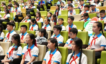 Đại biểu thiếu nhi khám phá bảo tàng công nghệ số 