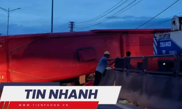 TIN NHANH: Hàng chục người kêu cứu vụ xe khách lật ngang quốc lộ; Trực thăng cháy lao vào nhà dân