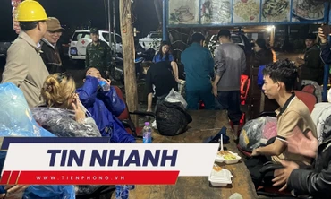 TIN NHANH: Vụ hơn 350 người mắc kẹt do sạt lở đèo: Dùng mìn phá khối đá nặng hơn 100 tấn 