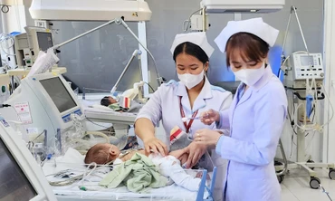 TIN NHANH 12H: Bé 2 tháng tuổi bị bạo hành dài ngày; Gần 90 triệu dân chật vật vì nước Mỹ sắp vỡ nợ