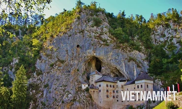 Khám phá lâu đài Robin Hood 'ẩn mình' trong vách núi cheo leo