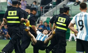 Cái kết dành cho "fan cuồng" chạy vào sân để ôm Lionel Messi