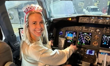 Săn hụt vé xem Taylor Swift, fan "nhờ" phi công bay ngang sân vận động