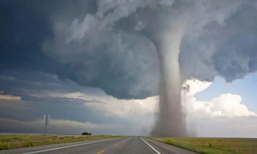 Video lốc xoáy cuồn cuộn ở Mỹ, phá tan cả một ngôi nhà