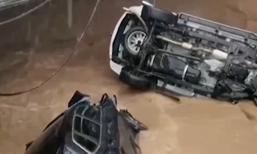 Mưa lũ ở Trung Quốc: Ô tô lộn nhào xuống lỗ hổng do sập cầu