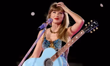 Taylor Swift bị khán giả ném đồ vào người lúc rời sân khấu sau concert