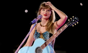 Taylor Swift bị khán giả ném đồ vào người lúc rời sân khấu sau concert