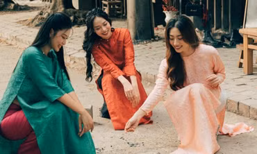 Hoa hậu Thanh Thủy, Lương Thùy Linh và Thiên Ân rủ nhau chơi ô ăn quan 