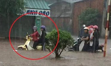 Hàng trăm người tìm kiếm nữ sinh bị cuốn vào miệng cống