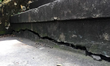 Vết nứt tại bậc thềm dẫn lên cầu Mống. Ảnh: Vnexpress