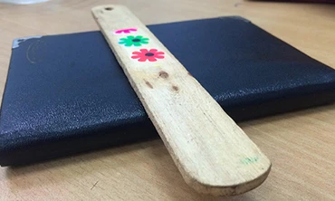 Phách nhạc gỗ cô Thảo dùng đánh trẻ.