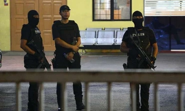 Các thành viên lực lượng đặc nhiệm cảnh sát hoàng gia Malaysia đứng gác cửa nhà xác bệnh viện Đa khoa Kuala Lumpur hôm 21/2. Ảnh: Reuters.