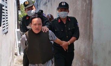 Tin nóng 24H: Trưởng phòng Tư pháp bị cấp dưới đâm gục tại cơ quan