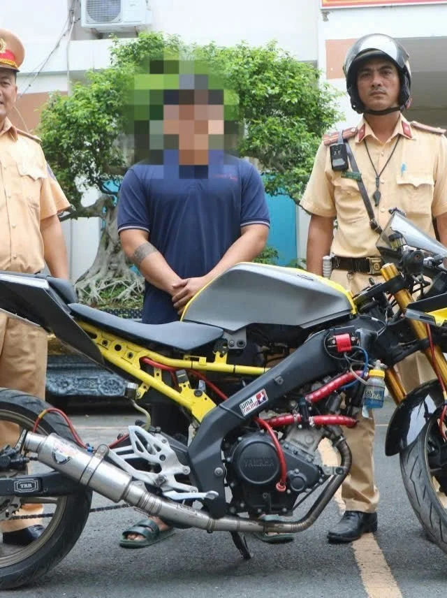 Cảnh sát triệu tập người lái mô tô phân khối lớn buông hai tay ở TPHCM