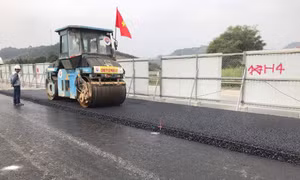 Bắt đầu thảm nhựa mặt đường cao tốc Nội Bài - Lào Cai mở rộng
