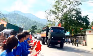 Hình ảnh đoàn viên trang nghiêm đón liệt sĩ mặt trận Vị Xuyên trở về
