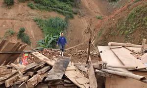 Nhiều hộ dân ở xã Lao Chải (Lào Cai) bị sập nhà, thiệt hại toàn bộ tài sản sau mưa lũ.
