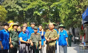 Thanh niên ân cần đón các cựu chiến binh về Vị Xuyên