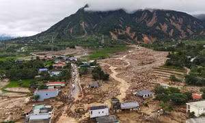 Lũ vừa rút, Mường Than lại khẩn cấp di dời dân vì vết nứt trên núi