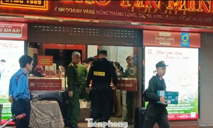 Cảnh sát thu giữ nhiều tài liệu tại cửa hàng vàng Bảo Tín Minh Châu
