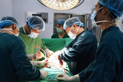 Cô gái mang khối u buồng trứng gần 3 kg mà không hay biết