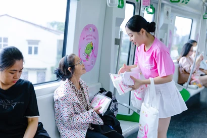 Đoàn tàu ‘khoác áo hồng’ lan tỏa thông điệp phòng chống ung thư vú