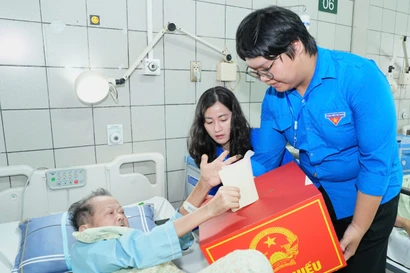 Những lá phiếu đặc biệt bên giường bệnh