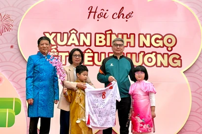 Trường tổ chức hội chợ xuân, áo cầu thủ U23 được bán với giá 46 triệu đồng