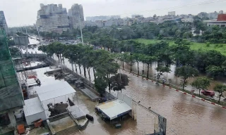 Cuối giờ chiều ngày 7/10, con đường vào nhiều chung cư cao cấp ở Hà Nội vẫn ngập nặng