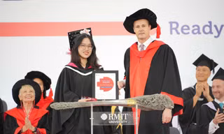 Cô gái trẻ giữ nhịp của cả căn phòng là sinh viên tiêu biểu Đại học RMIT Việt Nam năm 2026