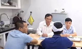 Đại diện lãnh đạo Trường Đại học Sao Đỏ đến chia buồn và thắp hương cho 4 người thân nam sinh vụ lật tàu tại Quảng Ninh