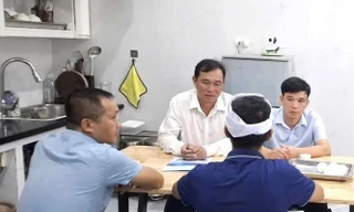 Đại diện lãnh đạo Trường Đại học Sao Đỏ đến chia buồn và thắp hương cho 4 người thân nam sinh vụ lật tàu tại Quảng Ninh