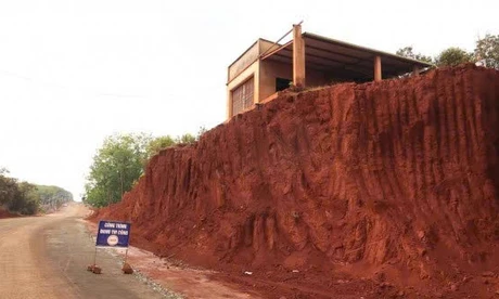 Hạ cốt nền khiến nhiều căn nhà rơi vào thế cheo leo, tiềm ẩn nguy cơ sạt lở.