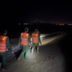 Tắm buổi tối ở biển Nhật Lệ, một du khách bị sóng cuốn 