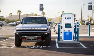 Mỹ xem xét áp thêm thuế với xe điện