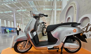 Cận cảnh mẫu xe máy điện đầu bảng mới của Yadea