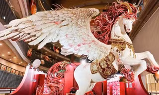Một con ngựa khổng lồ làm từ đường, cao 4 mét cập bến Thượng Hải 'gây sốt' cõi mạng