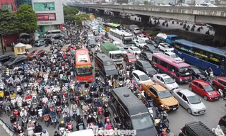 Khách Việt đang ngần ngại mua ô tô chạy xăng, dầu