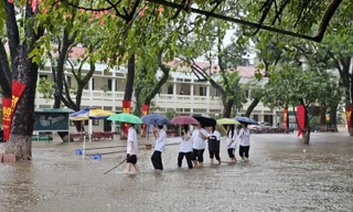 Phụ huynh vật lộn đón con trong mưa ngập: 'Sở GD&ĐT Hà Nội cần phản ứng nhanh và quyết đoán hơn?'