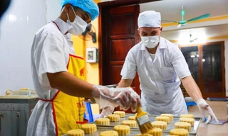 Khám phá quy trình làm bánh Trung thu truyền thống làng Xuân Đỉnh