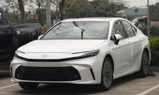 Toyota Camry giảm giá cả trăm triệu đồng