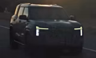 Đối thủ của Ford Everest hé lộ thời điểm ra bản mới