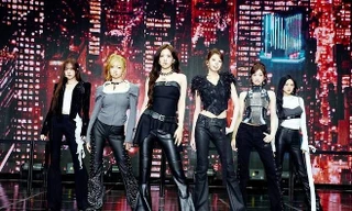 IVE trở lại đầy mạnh mẽ với 'BLACKHOLE'