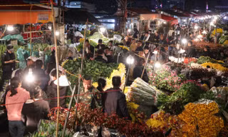 Hà Nội: Chợ hoa Quảng An 'không ngủ' dịp Tết 